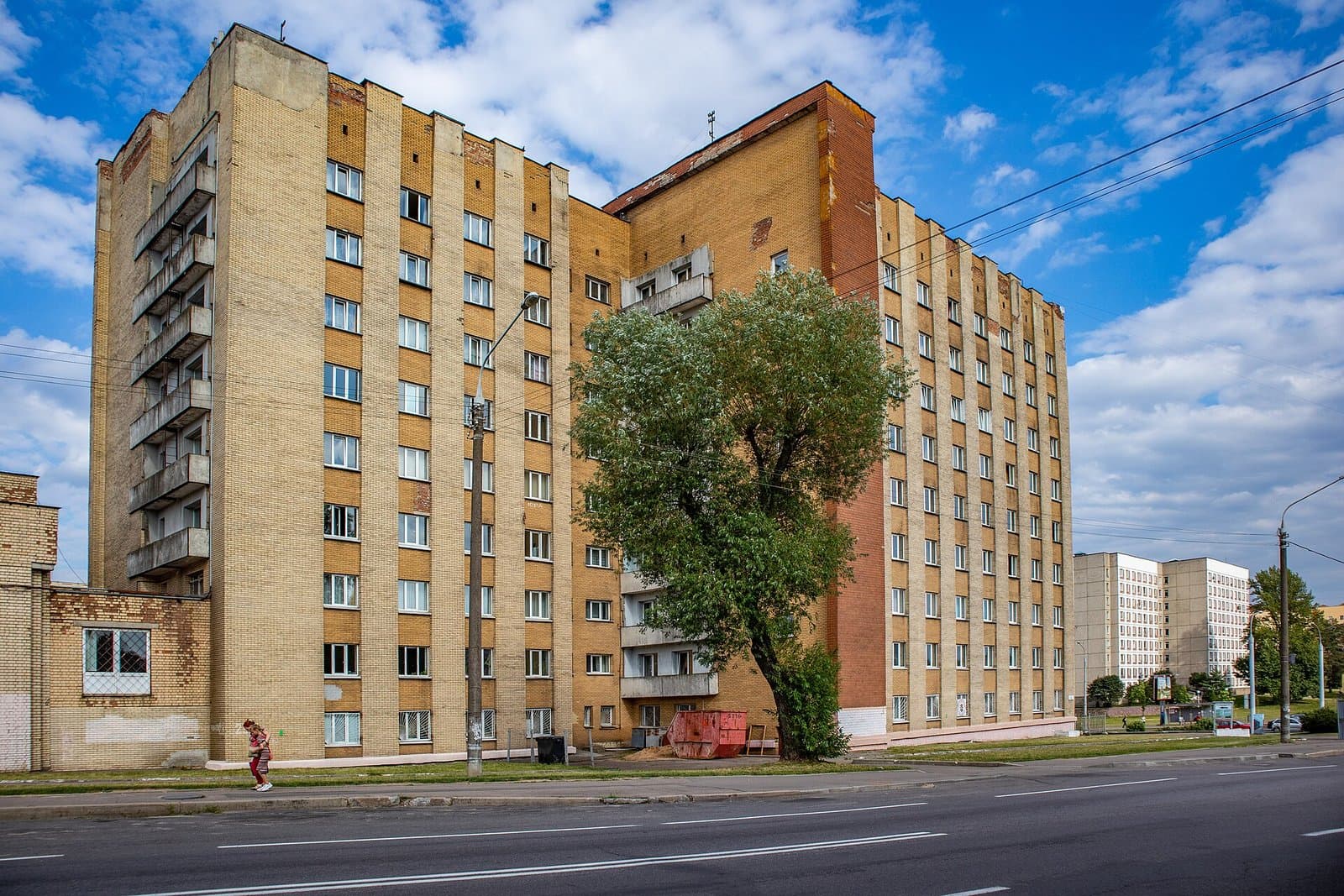Собранные коробки и сумки в опустевшей комнате общежития