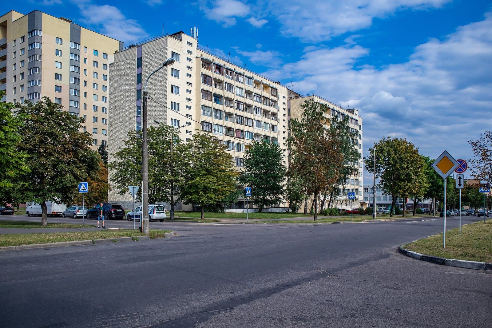 Пустой коридор студенческого общежития в каникулярное время