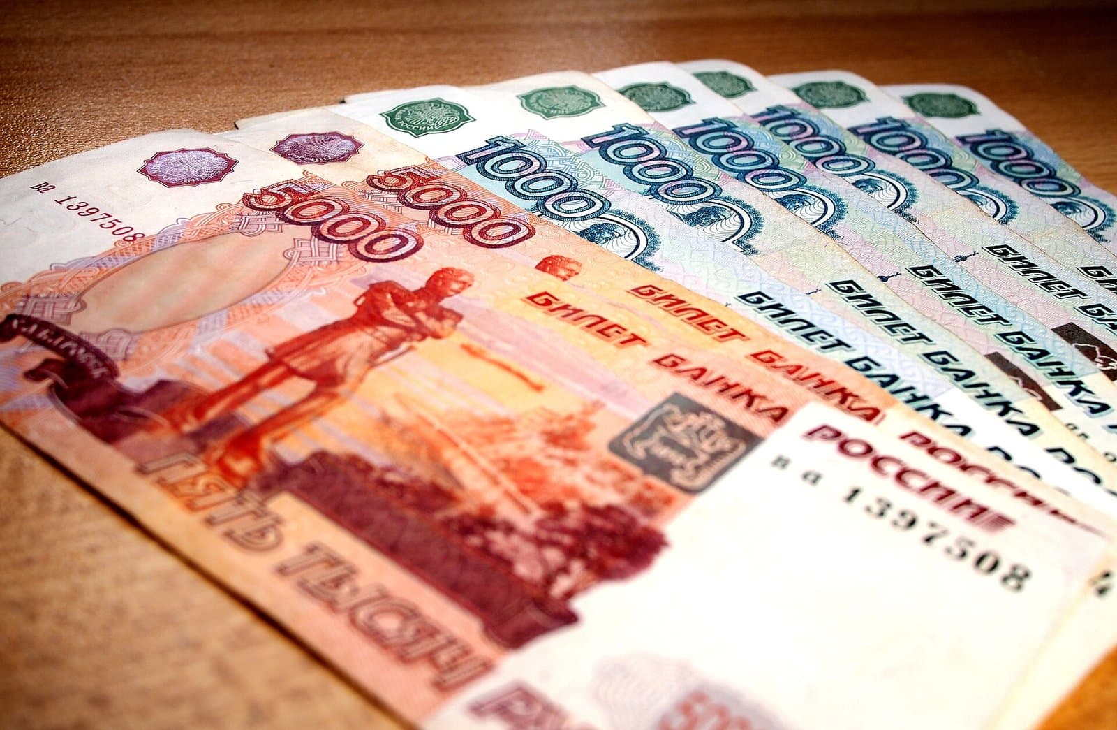 Студент считает деньги за столом