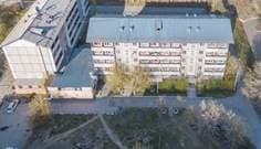 Вид сверху на общежитие №11 ИРНИТУ на Курчатова, 8а — пятиэтажный панельный корпус с балконами и серой крышей