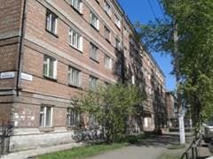 Общежитие №15 ИРНИТУ на Баррикад, 153Б — пятиэтажное кирпичное здание вдоль тротуара, снято с уровня улицы