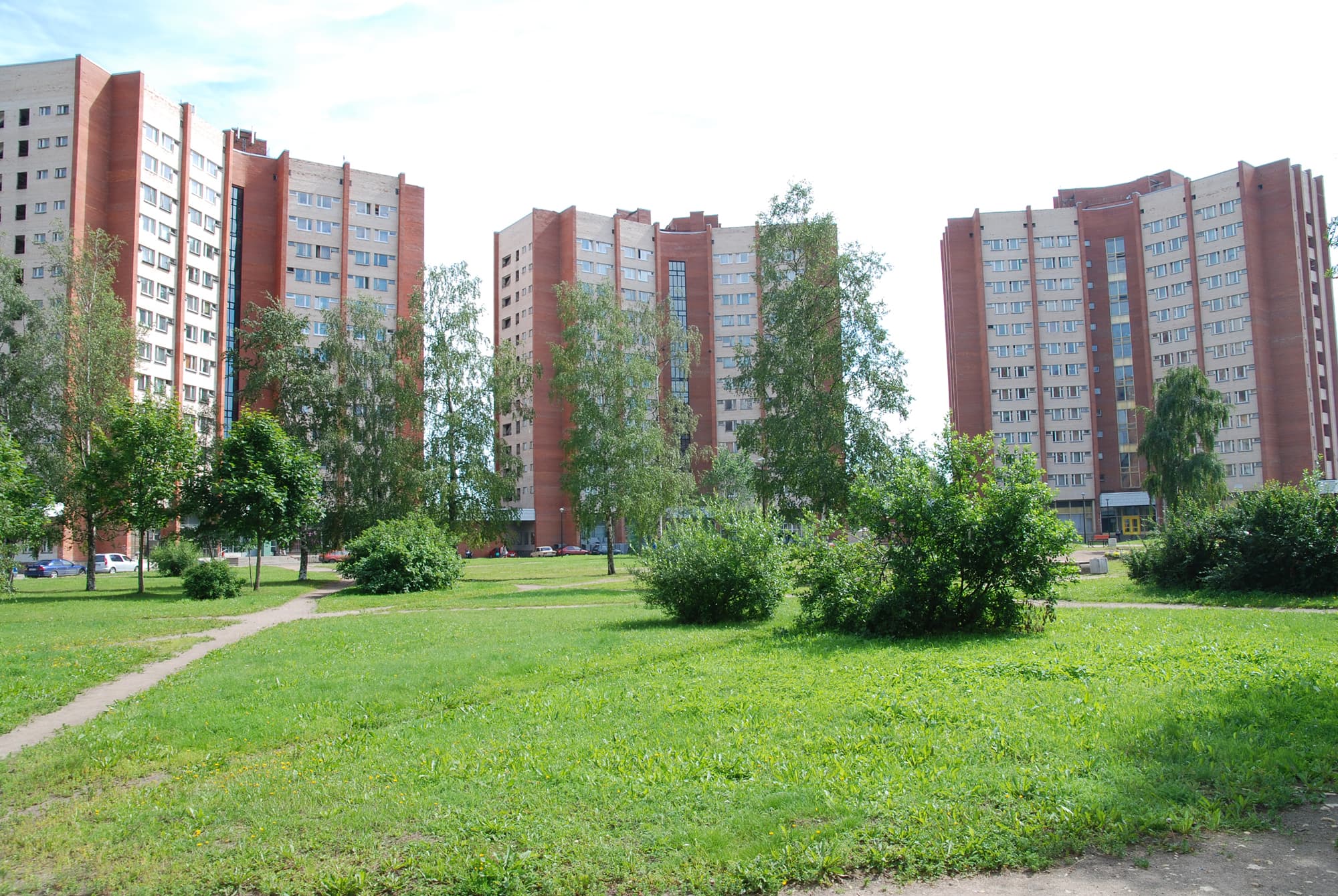 Высотные краснокирпичные корпуса студгородка СПбГУ в Петергофе на Ботанической улице, где расположено общежитие № 14