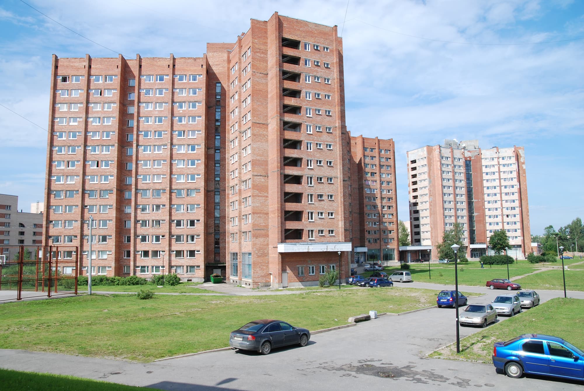 Высотные краснокирпичные корпуса студгородка СПбГУ в Петергофе на Ботанической улице, где расположено общежитие № 15
