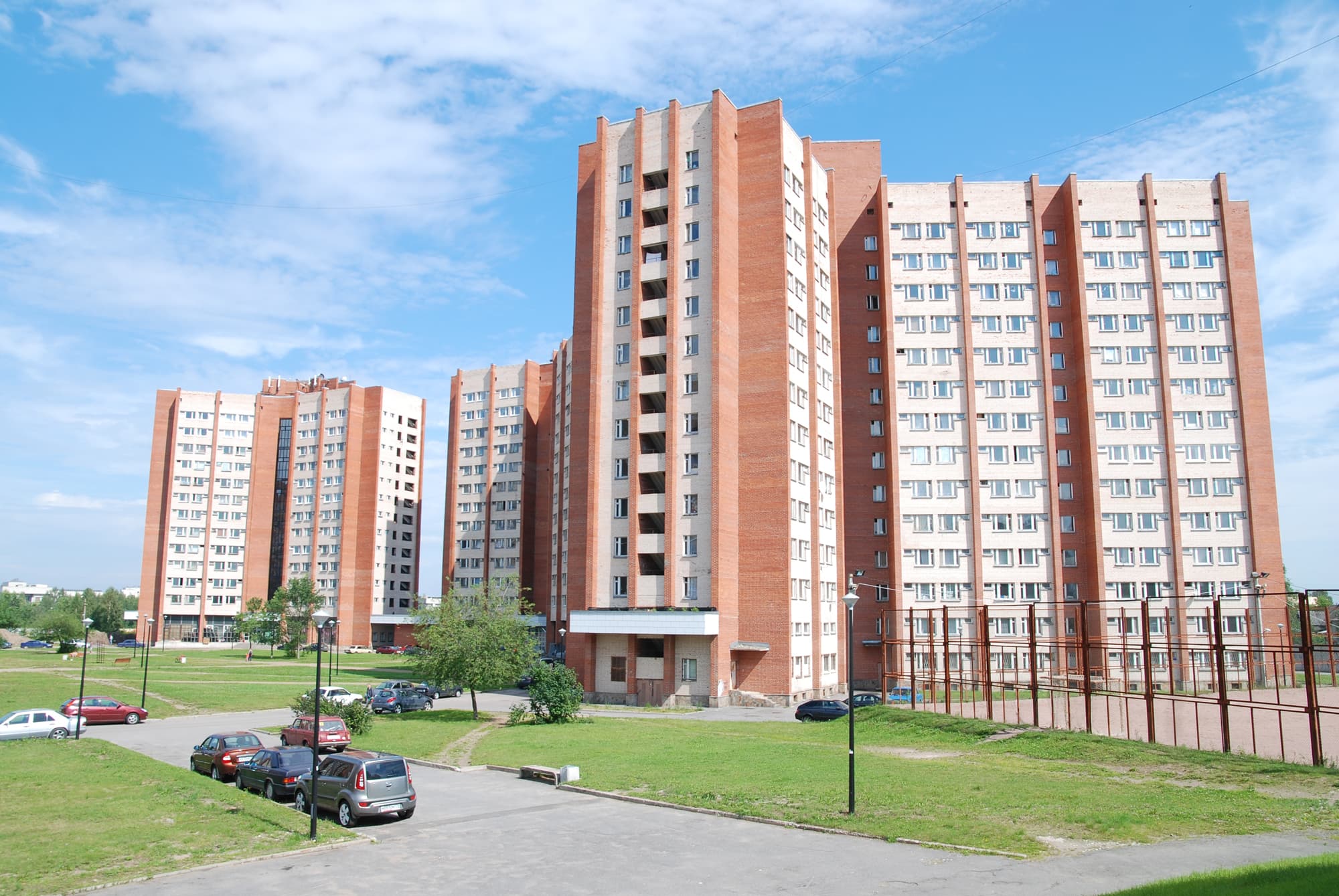Высотные краснокирпичные корпуса студгородка СПбГУ в Петергофе на Ботанической улице, где расположено общежитие № 20