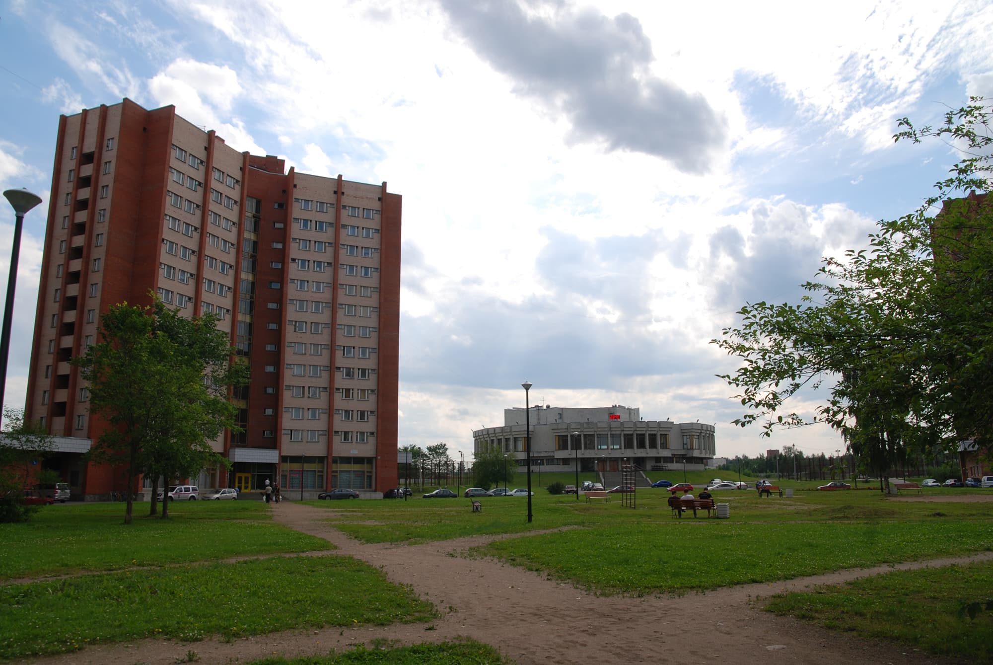 Высотный краснокирпичный корпус студгородка СПбГУ в Петергофе на Ботанической улице, где расположено общежитие № 21
