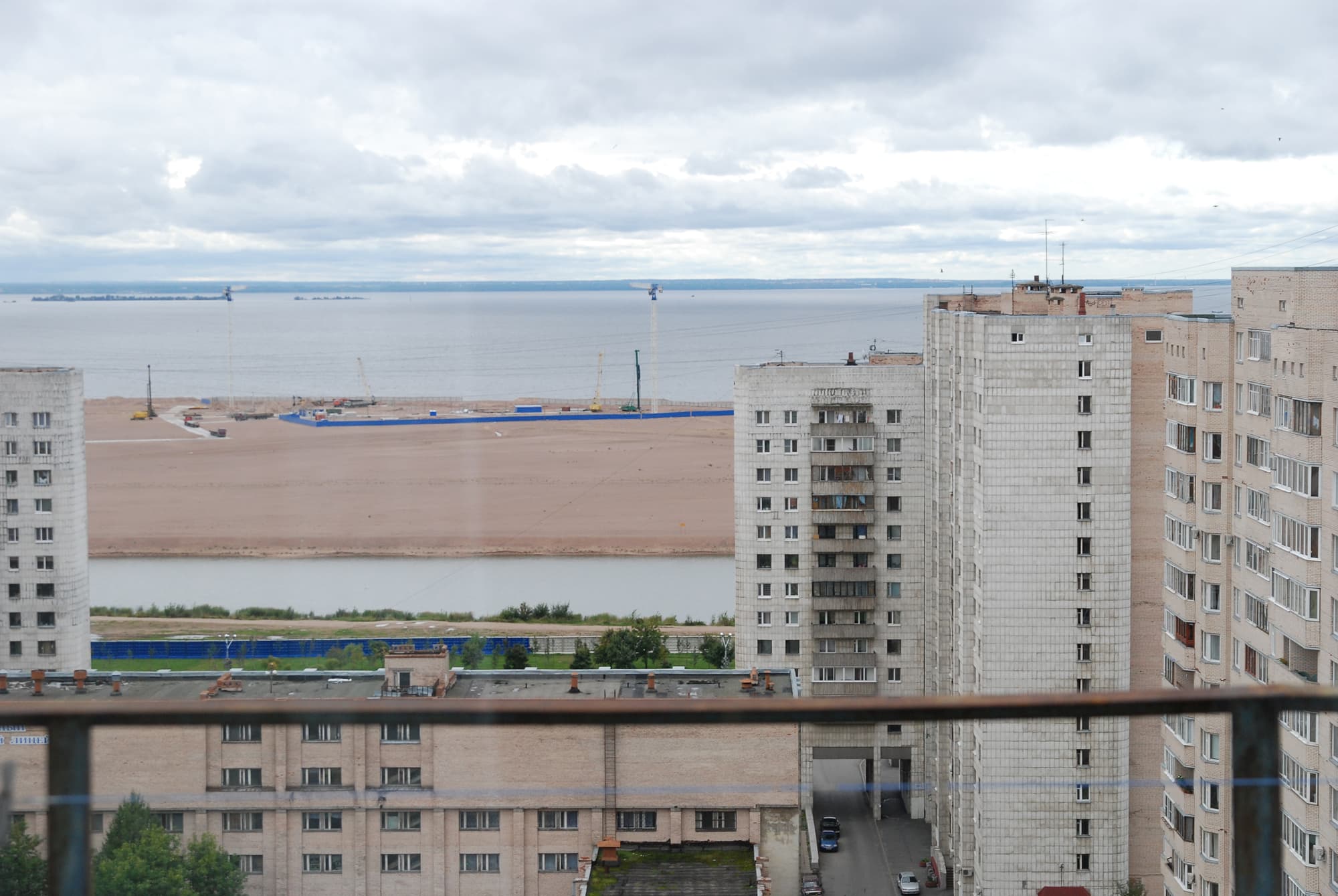 Панельные корпуса-башни комплекса СПбГУ на улице Кораблестроителей, 20 у берега залива, где расположено общежитие № 3