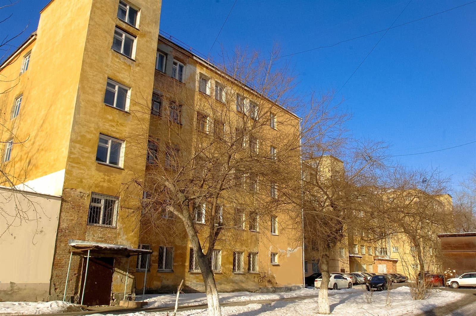 Пятиэтажный жёлтый корпус общежития № 3 УрФУ на улице Малышева, 140