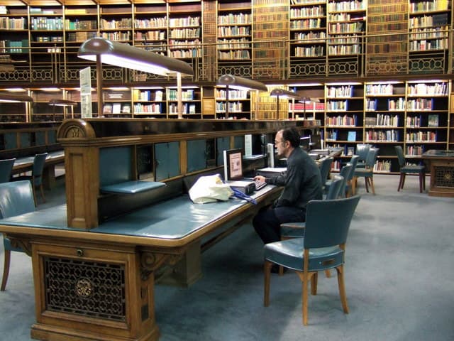 Читальный зал библиотеки с книжными полками