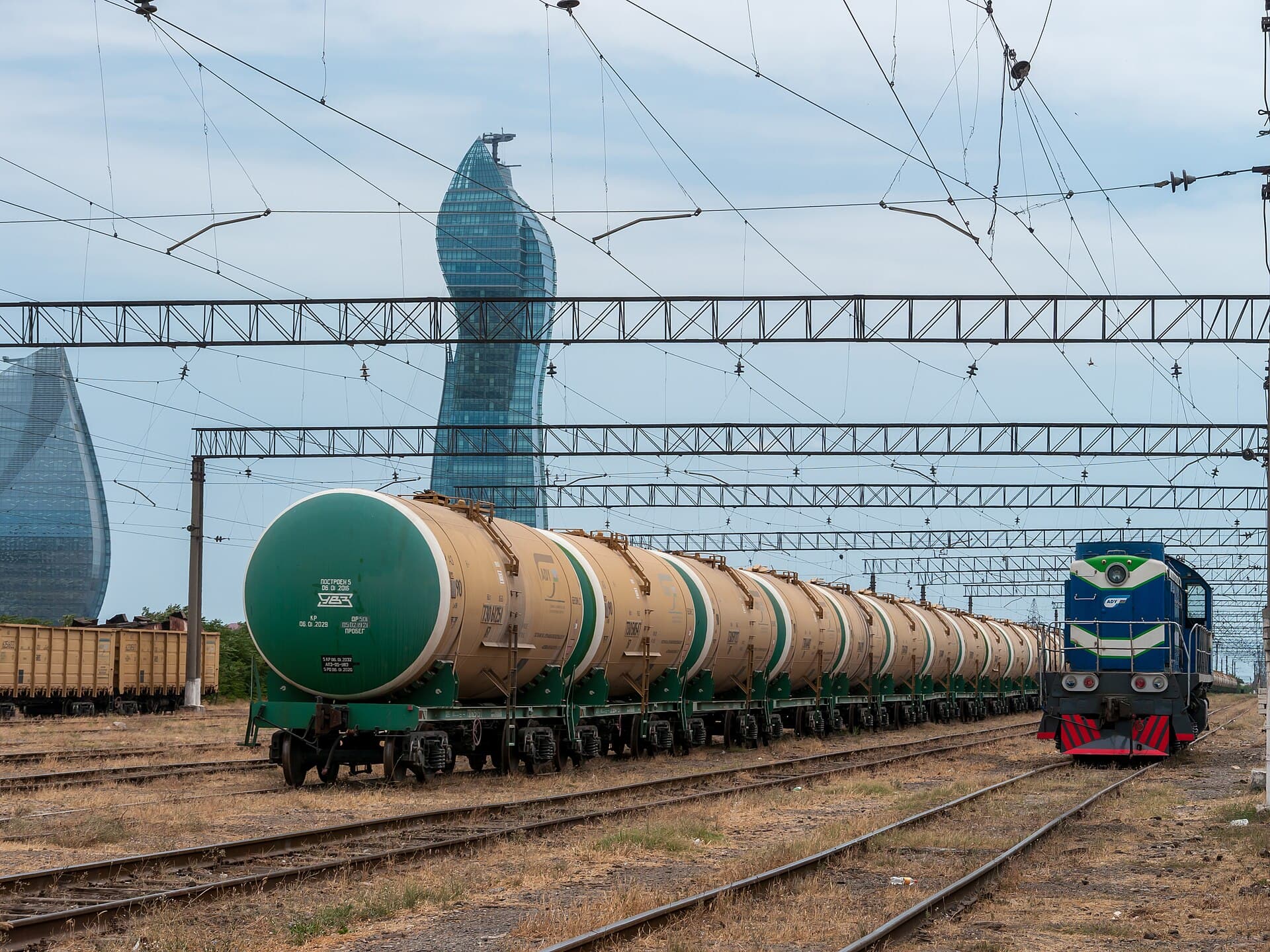 Железнодорожная сортировочная станция с составами
