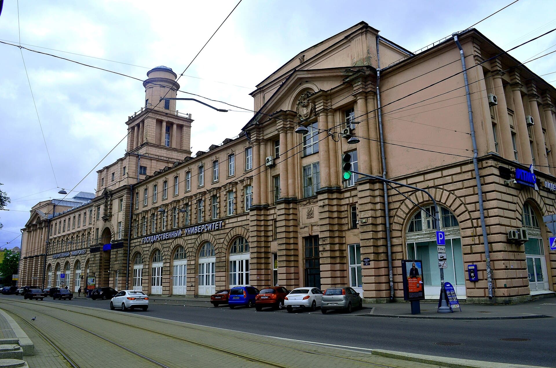 Схема метро Санкт-Петербурга и вход в станцию
