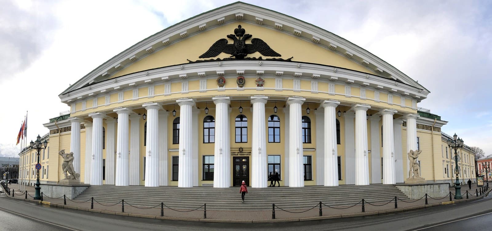 Главное здание Санкт-Петербургского горного университета на Васильевском острове