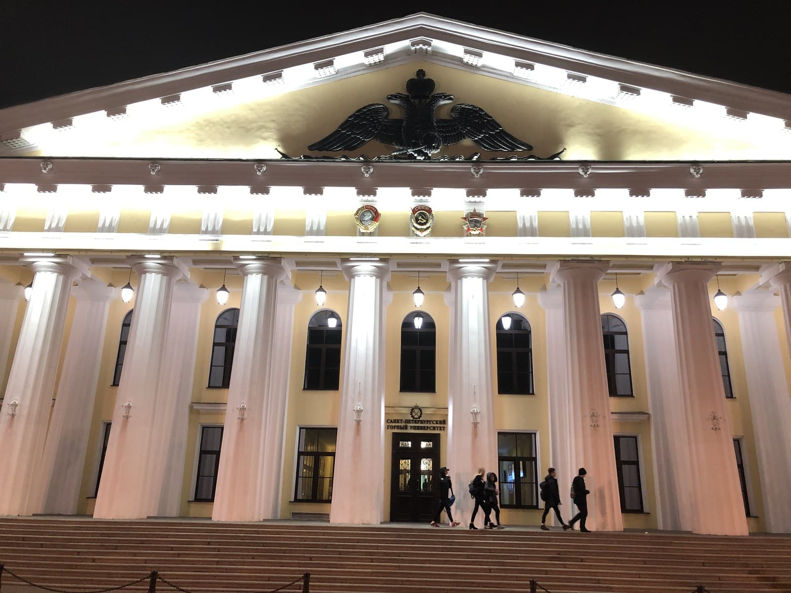 Студенты в форменной одежде во дворе Горного университета