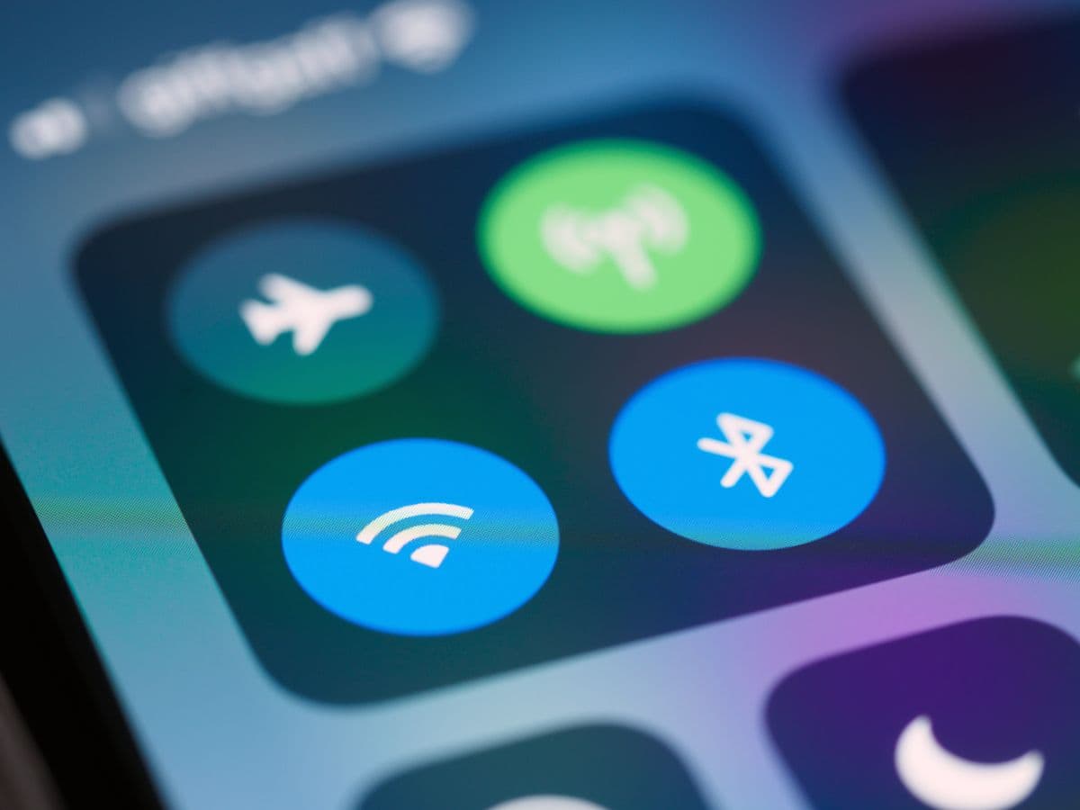Пункт управления смартфона с кнопками связи, Wi-Fi, Bluetooth и значком режима «Не беспокоить»