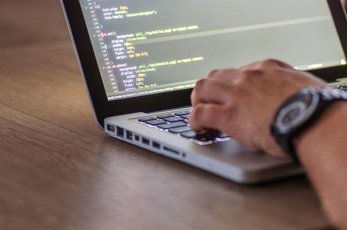 Ноутбук с кодом SQL-запроса и схемой таблиц на экране