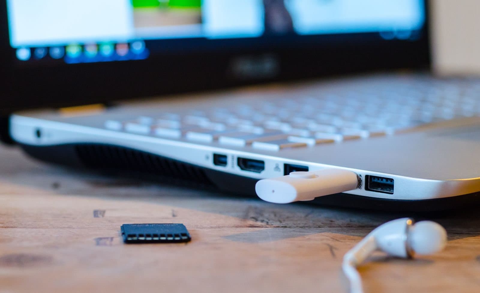 USB-накопитель подключён к ноутбуку