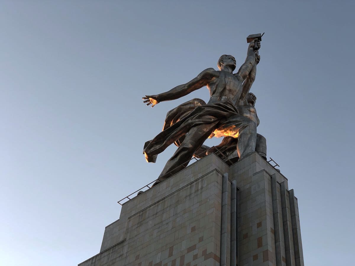 Учебник истории, карта СССР и тетрадь с конспектом на столе