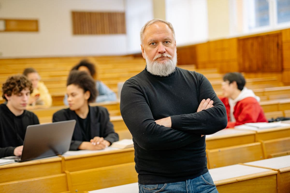 Преподаватель читает лекцию студентам в светлой университетской аудитории