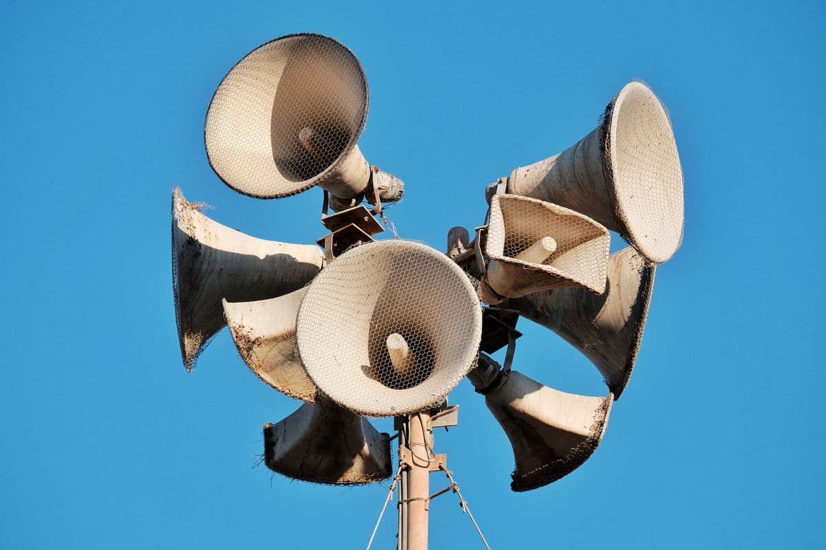 Смартфон с открытым Telegram-каналом и уведомлениями на рабочем столе